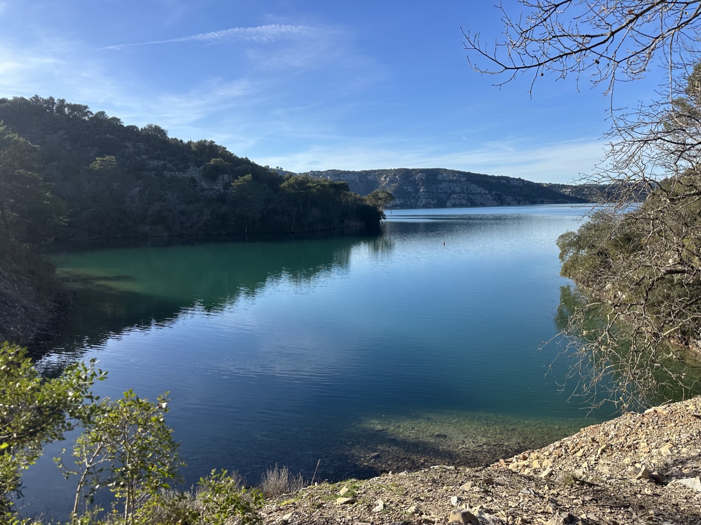 Lac d'Esparron dans les Alpes-de-Haute-Provence